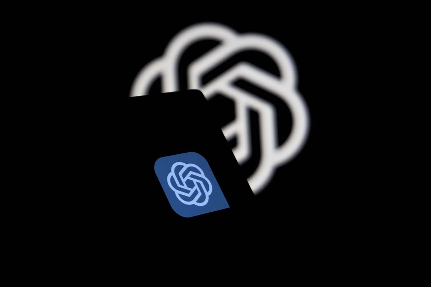 25 Ways to Use Generative AI and 4 Major Risks